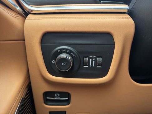 Used 2024 Jeep Grand Cherokee L Summit AWD/4WD image 18