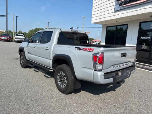 Used 2020 Toyota Tacoma TRD Off-Road w/ TRD Premium Off Road Package AWD/4WD image 6