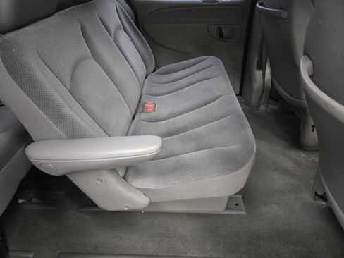 Used 2002 Dodge Caravan SE FWD image 12