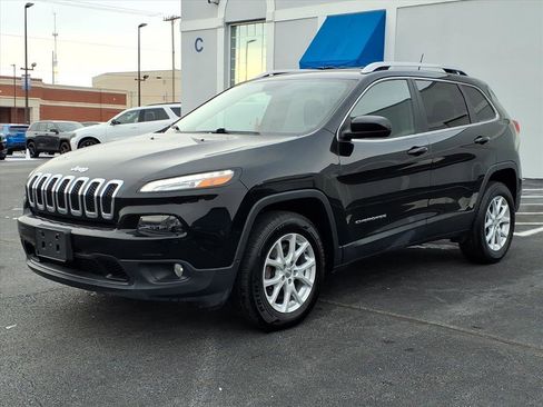 Used 2017 Jeep Cherokee Latitude w/ Cold Weather Group image 3
