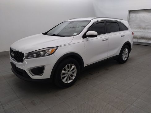 Used 2017 Kia Sorento AWD w/ LX Convenience Package image 2