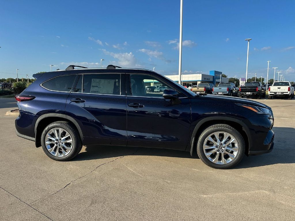 Used 2026 Toyota Highlander Limited AWD/4WD image 3