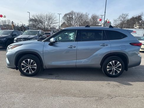 Used 2022 Toyota Highlander XLE image 4