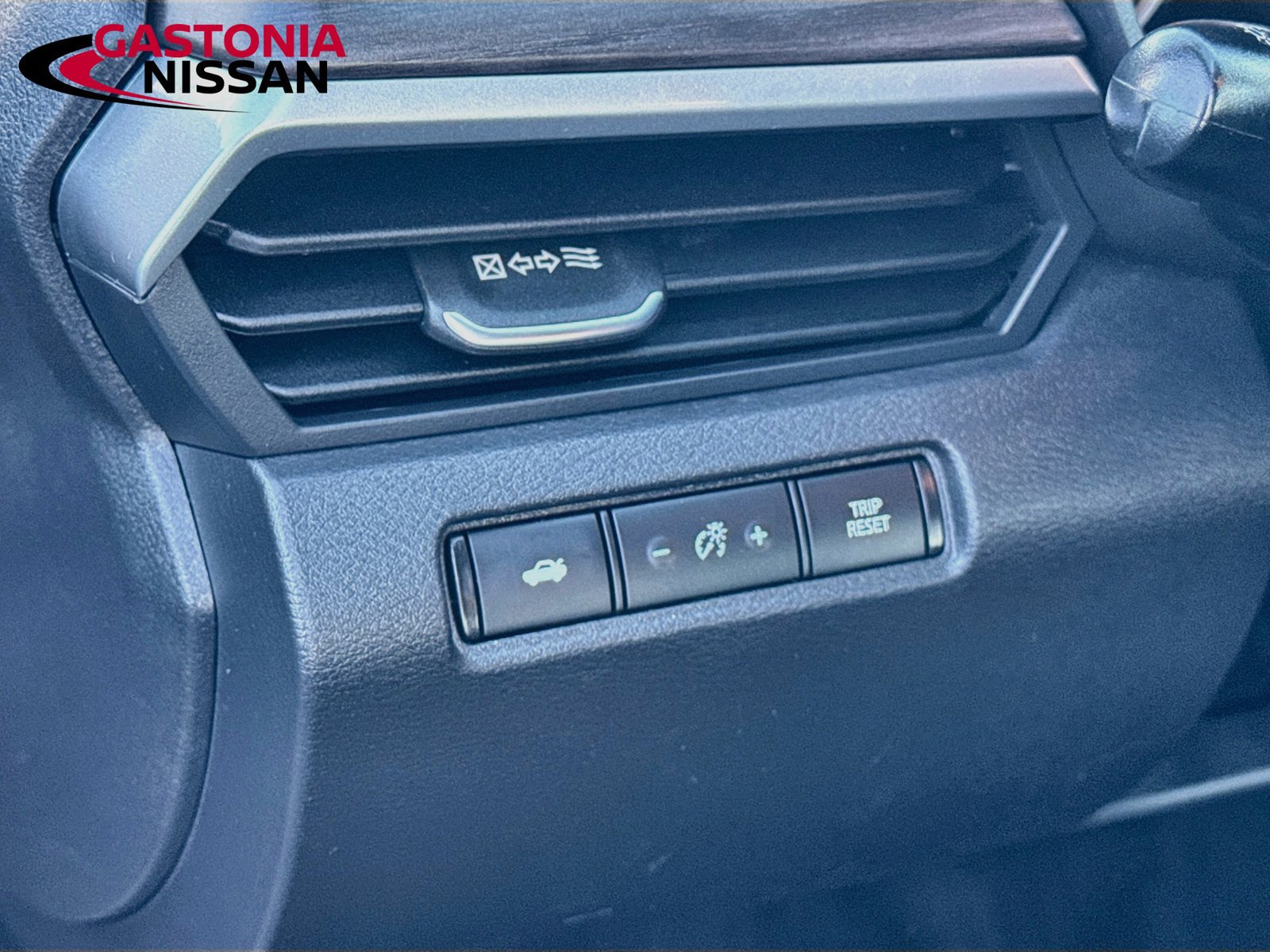 Used 2025 Nissan Altima 2.5 SV FWD image 13