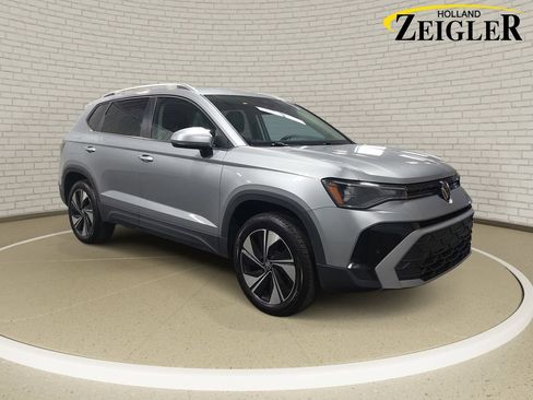 Used 2025 Volkswagen Taos SE AWD/4WD image 3