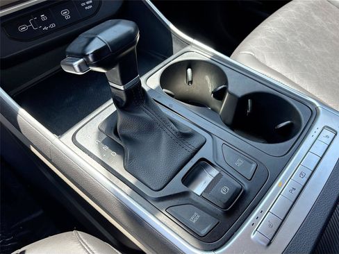 Used 2025 Kia Carnival FWD image 17