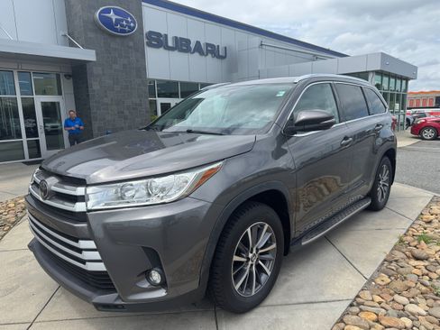 Used 2018 Toyota Highlander XLE AWD/4WD image 2