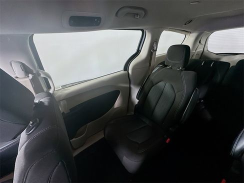 Used 2023 Chrysler Voyager LX image 12