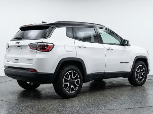 Used 2025 Jeep Compass Trailhawk image 9