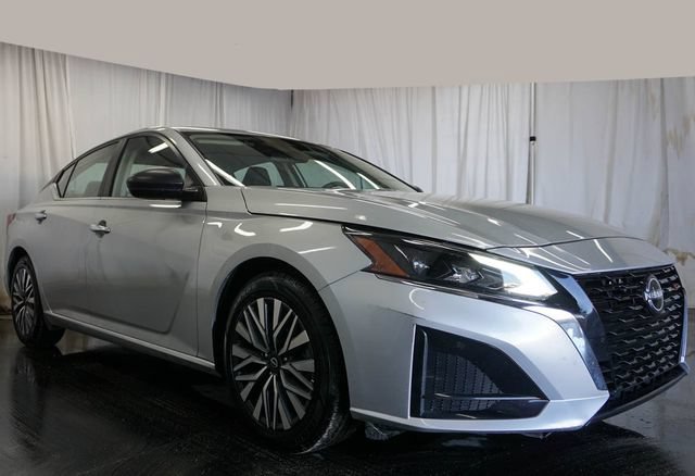 Used 2024 Nissan Altima 2.5 SV FWD image 2