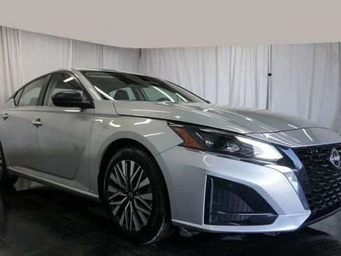 Used 2024 Nissan Altima 2.5 SV FWD image 2