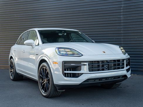 Certified 2025 Porsche Cayenne E-Hybrid AWD/4WD image 27