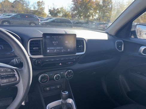 Used 2023 Hyundai Venue SE image 8