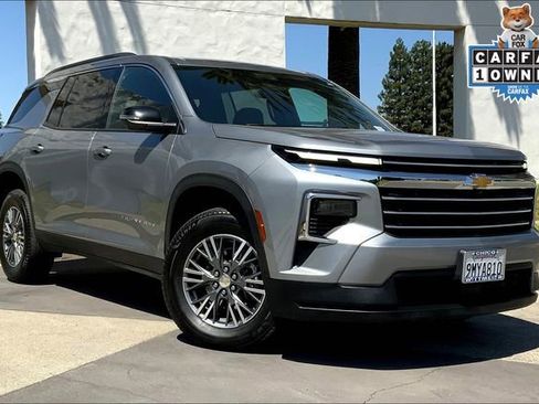 Used 2024 Chevrolet Traverse LT image 2