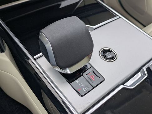 New 2025 Land Rover Range Rover Long Wheelbase SE image 15