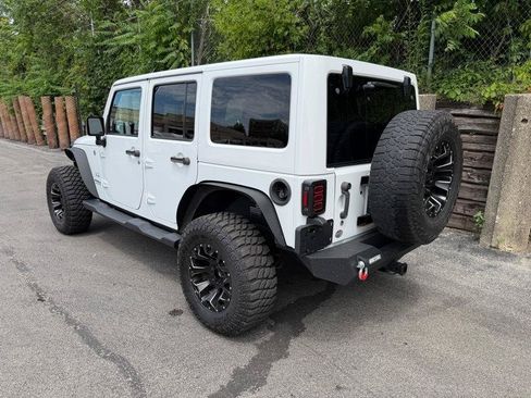 Used 2016 Jeep Wrangler Unlimited Sahara w/ Connectivity Group AWD/4WD image 7