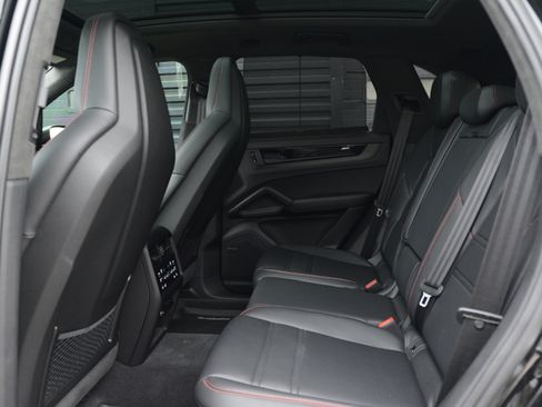 Used 2025 Porsche Cayenne GTS AWD/4WD image 31