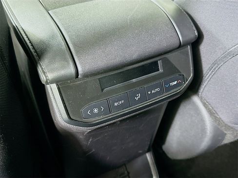 Used 2024 Toyota Highlander LE image 30