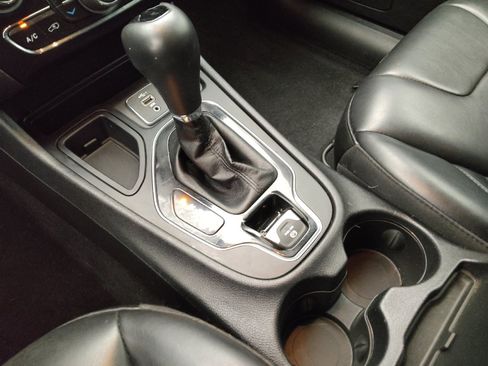 Used 2020 Jeep Cherokee Latitude Plus FWD image 26