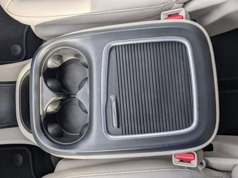 Used 2021 Chrysler Pacifica Touring-L image 13