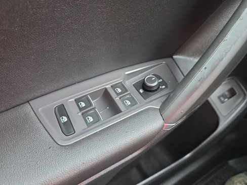 Used 2018 Volkswagen Tiguan SEL AWD/4WD image 25
