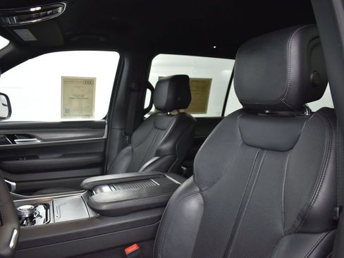 Used 2024 Jeep Wagoneer Series II AWD/4WD image 9