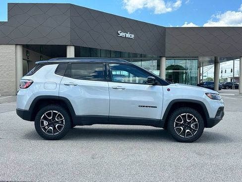 Used 2025 Jeep Compass Trailhawk AWD/4WD image 13