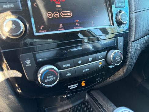 Used 2018 Nissan Rogue SV image 36