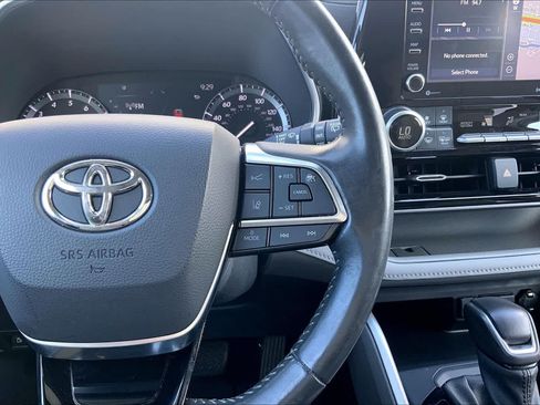 Used 2021 Toyota Highlander XLE FWD image 25