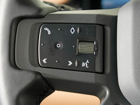 Used 2025 Land Rover Defender 130 X-Dynamic SE image 25