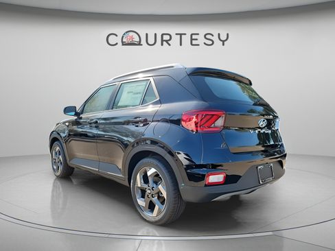 Used 2025 Hyundai Venue SEL FWD image 3