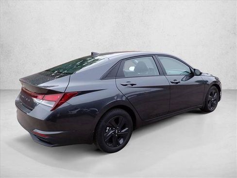 Used 2022 Hyundai Elantra SEL w/ Convenience Package FWD image 3