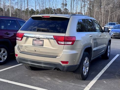 Used 2011 Jeep Grand Cherokee Laredo image 4