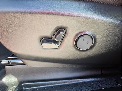 Used 2025 Chrysler Pacifica Limited image 16