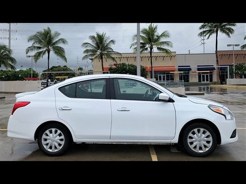 Used 2017 Nissan Versa SV FWD image 4
