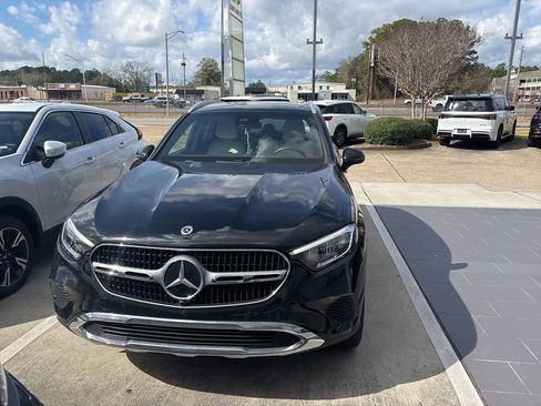 Used 2024 Mercedes-Benz GLC 300 4MATIC image 2