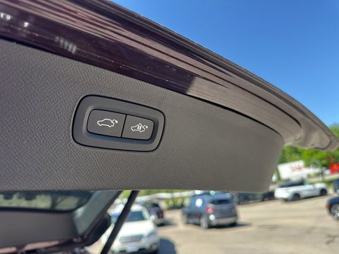 Certified 2025 Volvo XC90 T8 Ultra w/ Lounge Package AWD/4WD image 18