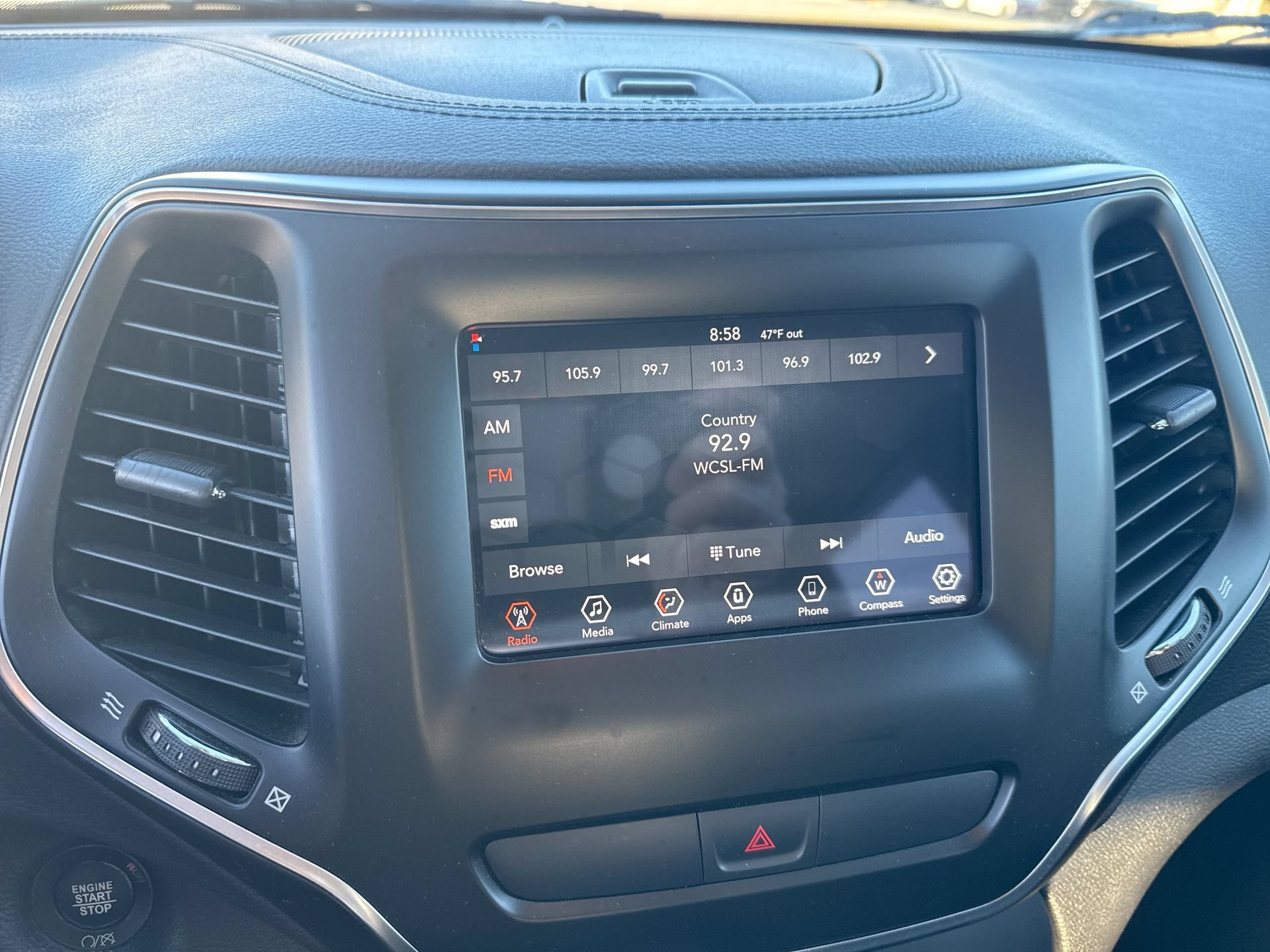 Used 2019 Jeep Cherokee Latitude Plus FWD image 14