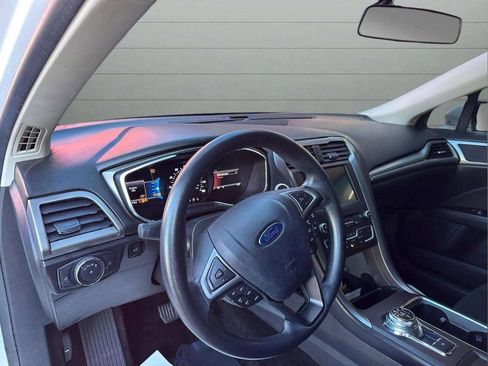 Used 2017 Ford Fusion SE w/ Fusion SE Technology Package image 12