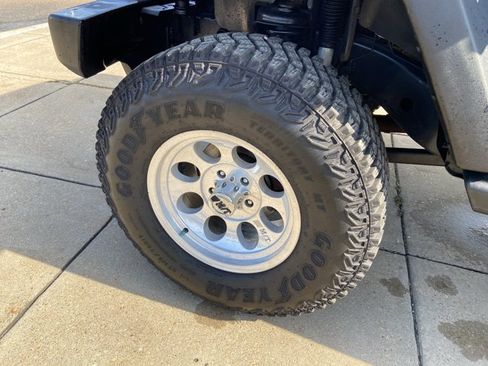 Used 2014 Jeep Wrangler Sport w/ Connectivity Group AWD/4WD image 21
