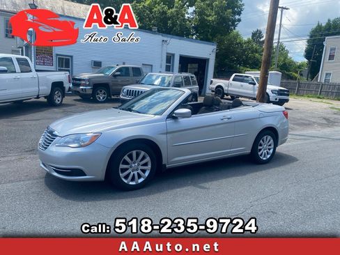 Used 2011 Chrysler 200 Touring FWD image 1