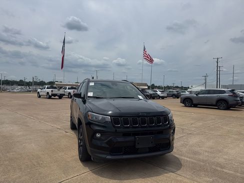 Used 2025 Jeep Compass Latitude w/ Altitude Special Edition AWD/4WD image 3