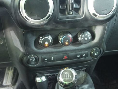 Used 2017 Jeep Wrangler Unlimited Sahara w/ Quick Order Package 23E Chief AWD/4WD image 19