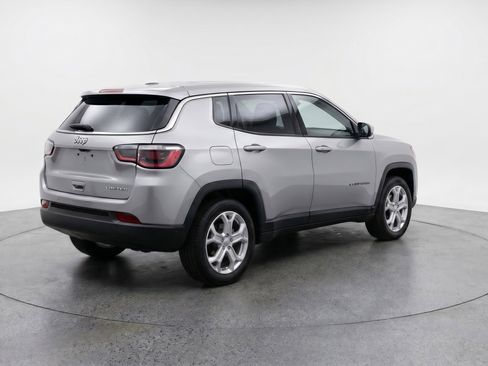 Used 2025 Jeep Compass Latitude AWD/4WD image 9