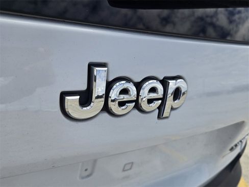 Used 2019 Jeep Cherokee Limited image 14