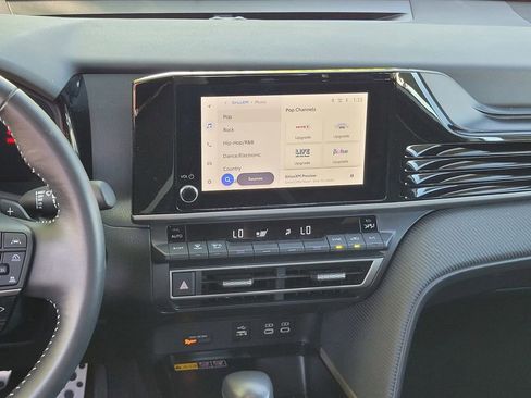 Used 2025 Toyota Camry SE image 14