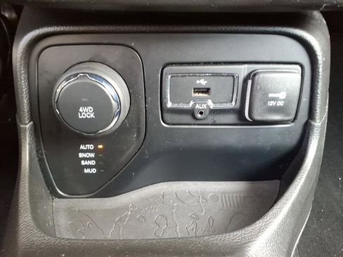 Used 2016 Jeep Renegade Latitude w/ Popular Equipment Group image 16