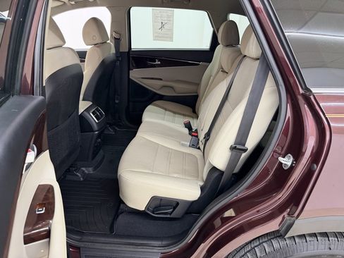 Used 2018 Kia Sorento LX image 16