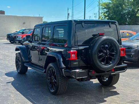 Used 2022 Jeep Wrangler Unlimited Sahara AWD/4WD image 12