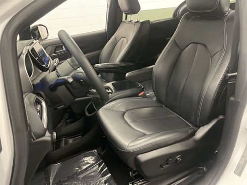 Used 2025 Chrysler Pacifica Select FWD image 12